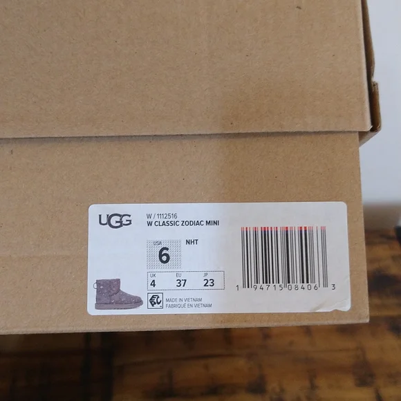 UGG - Picture 4 of 5